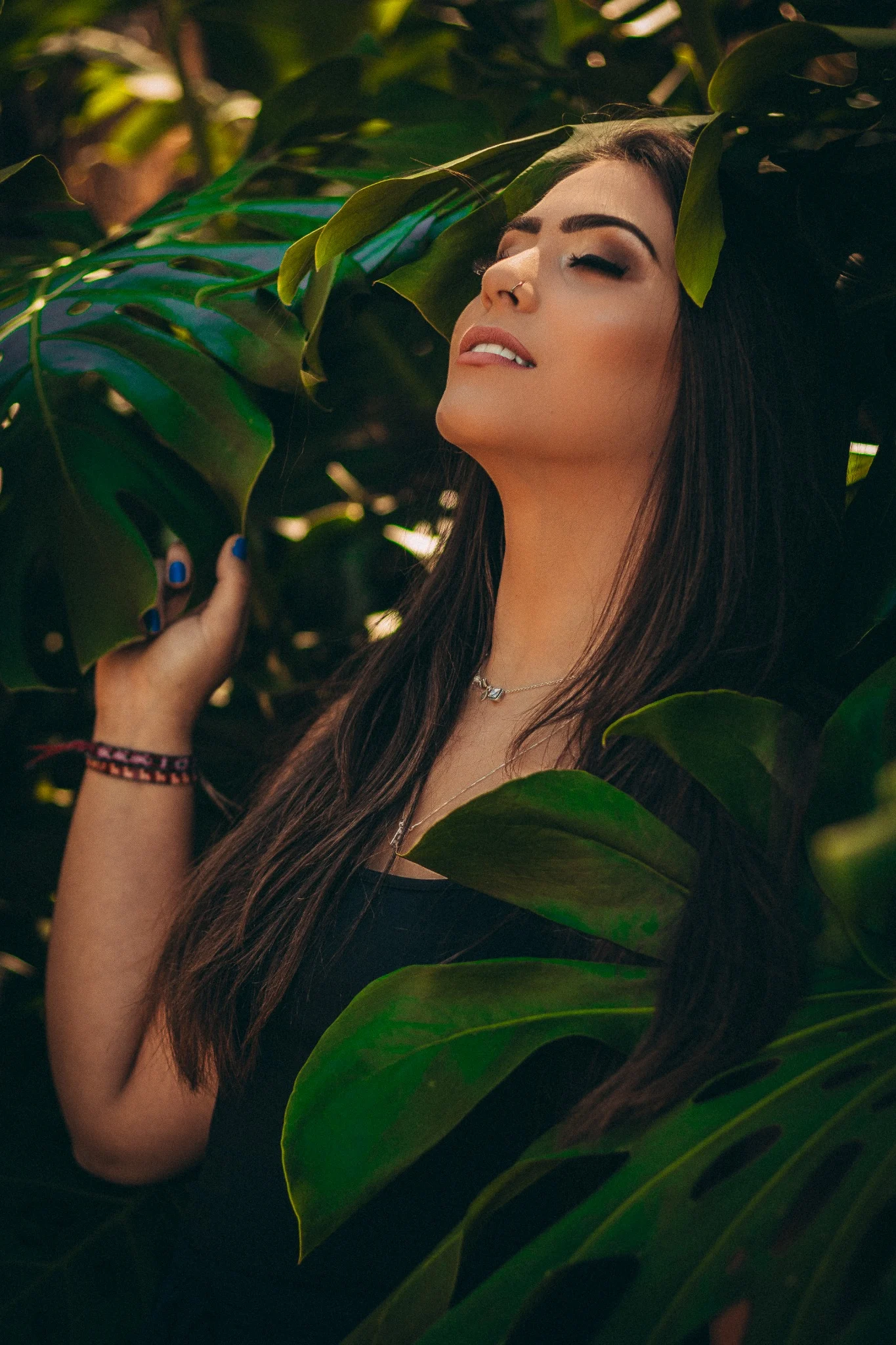 Retrato editorial entre folhas verdes
