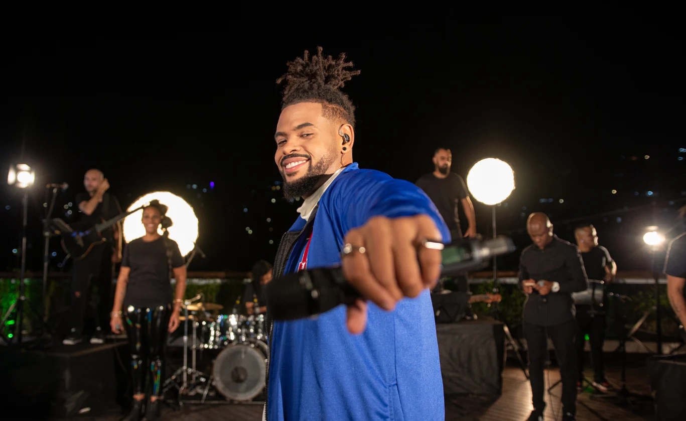 Artista em apresentação ao vivo com microfone em primeiro plano